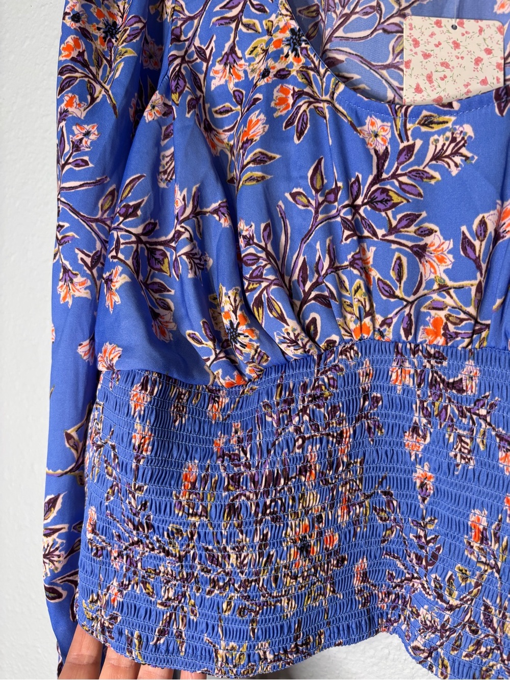 Free People NWT Santiago Smocked Waist Blue Floral Silky Top XL - Picture 6 of 8